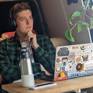 Picture of Onni using Macbook